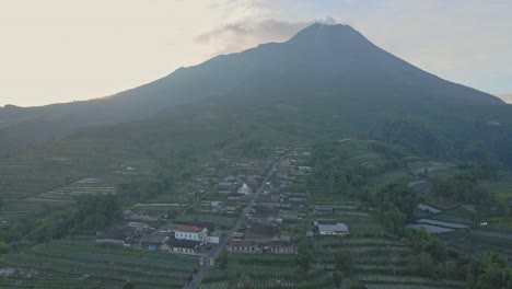 Vista-Aérea-De-La-Casa-Del-Aldeano-Que-Se-Construye-En-La-Ladera-De-La-Montaña-Merapi