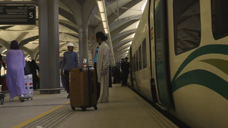 Musulmanes-En-Peregrinación-Abordan-El-Tren-En-Medina