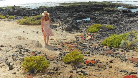 Einsame-Frau-Erkundet-Die-Vulkanlandschaft-Teneriffas