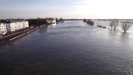 Feste-Wassermasse-Des-überfluteten-Flusses-IJssel