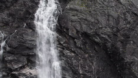 Enge-Luftaufnahme-Des-Stigfossen-Wasserfalls-In-Norwegen,-Der-Die-Wilde-Und-Schroffe-Felswand-Hinabstürzt