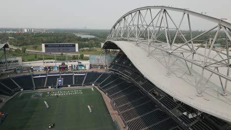 Techo-De-Andamio-De-Metal-Gris-De-Drones-Aéreos-En-Un-Enorme-Estadio-Deportivo-De-Fútbol