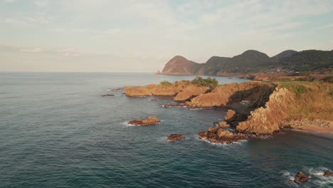 Paisaje-Marino-Panorámico-Aéreo-Del-Verano-Japonés-En-Kyotango-Kyoto-Beach-Horizonte-Azul,-Horizonte-Drone-Sobre-El-Terreno-Rocoso-De-La-Montaña-De-La-Isla,-Destino-De-Viaje