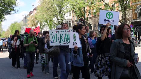 Zeitlupe-Von-Demonstranten,-Die-Mit-Schildern-Bei-Einer-Klimakundgebung-In-Schweden-Marschieren