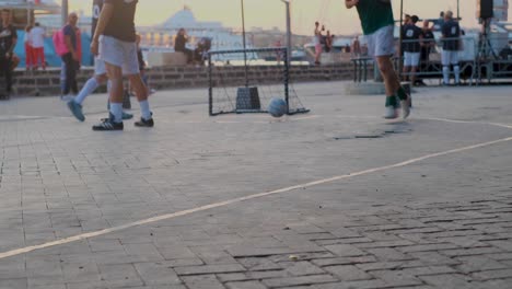 Vista-Desde-La-Cancha-De-Una-Rápida-Preparación-Y-Un-Gol-De-Un-Solo-Toque-Durante-La-Hora-Dorada-En-El-Torneo-De-Fútbol-Callejero