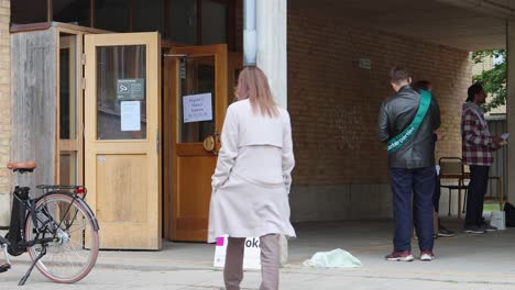 Voters-walk-into-polling-station-on-election-day-in-Stockholm,-Sweden