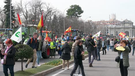 Hunderte-Traktoren-Kommen-Während-Einer-Demonstration-Und-Eines-Bauernstreiks-In-Madrid-An,-Um-Gegen-Unlauteren-Wettbewerb,-Agrar--Und-Regierungspolitik-Zu-Protestieren