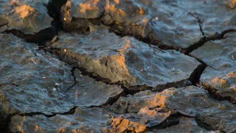 Lluvia-Cayendo-Sobre-El-Suelo-Agrietado-Por-La-Sequía,-Idea-Del-Calentamiento-Global-Del-Cambio-Climático