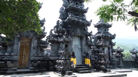 View-of-intricate-tower-entrance-with-statues-to-Pura-Girinatha-Balinese-Hindu-temple-in-the-capital-city-of-East-Timor,-Southeast-Asia