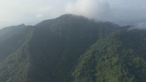 Vista-Aérea-Del-Paisaje-Brumoso-De-La-Mañana-En-Las-Montañas