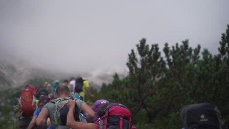 Los-Excursionistas-Ascienden-A-Triglav,-El-Pico-Más-Alto-De-Eslovenia,-A-Través-De-Una-Densa-Niebla,-Envolviendo-El-Paisaje-En-Un-Misterio.