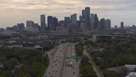 Disparo-De-Un-Dron-Desde-La-I-10-Al-Oeste-Del-Centro-De-Houston,-área-De-Texas