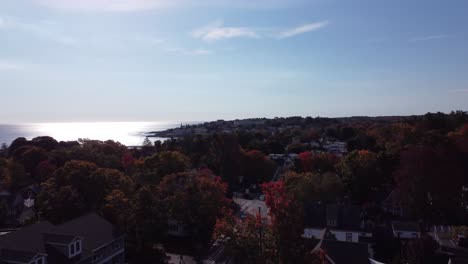 Luftaufnahmen-Der-Wichtigsten-US-Drohne-Von-Ogunquit-Fliegen-über-Der-Befahrenen-Straße-Und-Zeigen-An-Sonnigen-Tagen-Die-Malerische-Küste