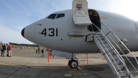 Avión-De-Carga-De-La-Marina-Estadounidense-En-La-Pista-Con-La-Escalera-Aérea-Desplegada