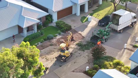 Yarrawonga,-Victoria,-Australia---6-March-2024:-Tree-felling-machinery-operating-and-workers-collecting-tree-branches-for-the-chipper-in-a-suburban-street