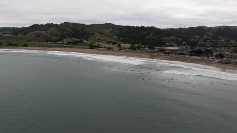 Cientos-De-Surfistas-Disfrutan-De-Las-Grandes-Olas-En-Un-Día-Nublado-En-California.