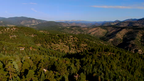 El-Rancho-Hojas-Perennes-Dorado-Genesse-Colorado-Reserva-De-Búfalos-Panorama-Escénico-Paisaje-Picos-Indios-Parque-Nacional-De-Las-Montañas-Rocosas-Verano-Mañana-Sol-Monte-Evans-Cielo-Azul-Panorámica-Hacia-Adelante-Movimiento