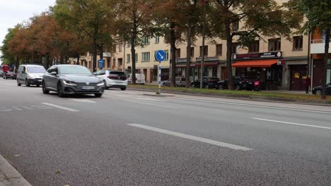 Krankenwagen-Und-Autoverkehr-Auf-Der-Straße-Im-Herbst-Stockholm,-Statische-Aufnahme