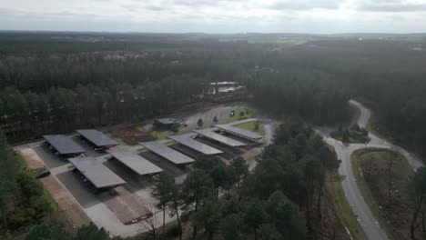 Paneles-Solares-Instalados-En-Aparcamiento,-Campiña-Parisina,-Francia