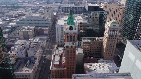 Luftaufnahme-Des-Tribune-Tower-In-Der-Innenstadt-Von-Oakland,-Kalifornien,-USA,-Historische-Wahrzeichen-Und-Wolkenkratzer,-Drohnenaufnahme