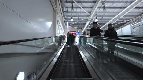 Ascendiendo-Por-La-Pasarela-O-Travelator-Dentro-De-Un-Supermercado-De-Londres,-Inglaterra