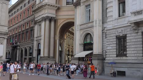 Multitud-De-Turistas-Caminando-Por-Una-Calle-Peatonal-En-Milán,-Italia