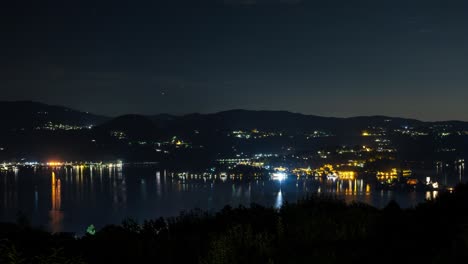 Zeitraffer-Von-Sonnenuntergang-Bis-Sonnenaufgang,-Malerischer-Ortasee-Und-Lichter-Der-Stadt,-Piemont,-Italien