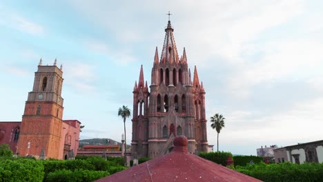 Revealing-Shot-of-the-Parroquia-de-San-Miguel-Arcangel-and-the-Clock-and-Bell-Tower-in-San-Miguel-de-Allende