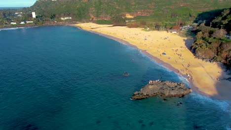 Gente-Disfrutando-De-La-Hermosa-Bahía-De-Waimea-En-Oahu,-Hawai