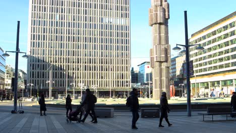 La-Gente-Camina-Por-La-Plaza-De-La-Ciudad-Sergels-Torg-En-Estocolmo,-Suecia,-Estático