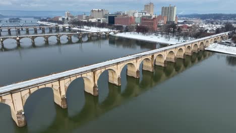 Río-Susquehanna-Con-Puentes-Que-Ingresan-A-Una-Ciudad-Cubierta-De-Nieve-En-EE.UU.