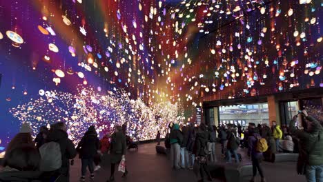 Jetzt-Gebäude-An-Der-Tottenham-Court-Road,-Riesiges-öffentliches-Atrium-Mit-LED-Bildschirmen,-Drinnen-Und-Draußen