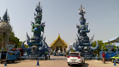 Puerta-Del-Famoso-Templo-Azul-En-El-Norte-De-Tailandia-Con-Turistas