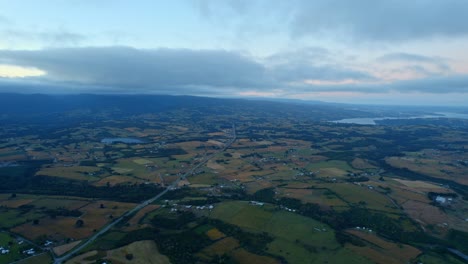 Vista-Aérea-Panorámica-Sobre-El-Paisaje-Rural-De-Chile-En-Un-Día-Nublado,-4k-Drone-Aéreo-Chiloe