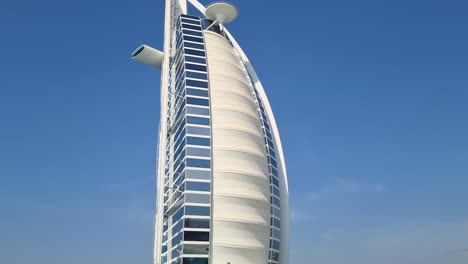 Burj-Al-Arab,-Berühmtes-Tower-Hotel-In-Dubai,-Vereinigte-Arabische-Emirate,-Direkt-Am-Strand,-Ansicht-Nach-Oben