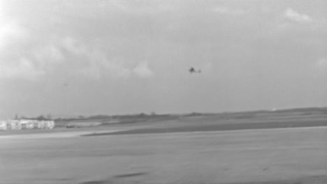 Flugzeug-Hebt-Ab-über-Der-Landebahn-Von-Roosevelt,-Flughafenhangars-In-New-York,-1930er-Jahre