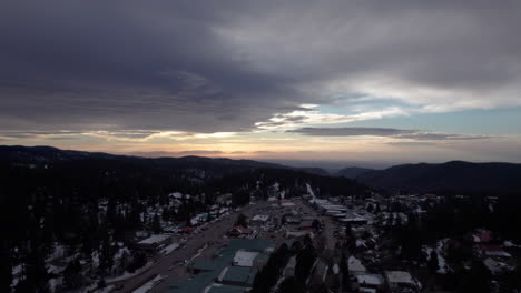 Luftaufnahme-Einer-Drohne-Von-Cloudcroft,-New-Mexico-Bei-Sonnenuntergang