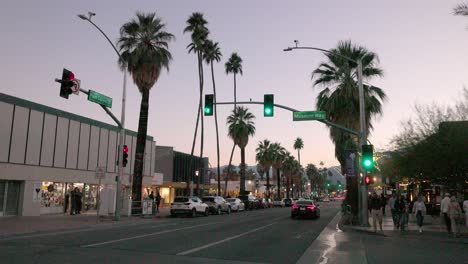 Palm-Springs,-Centro-De-California-Con-Peatones-Y-Vídeo-Estable.