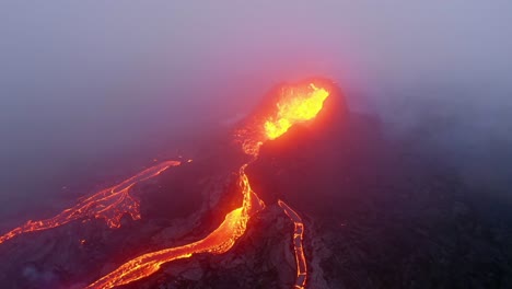 Imágenes-Aéreas-Cinematográficas-Con-Drones-En-4k-Muestran-Tomas-únicas-De-Lava-En-Medio-De-Paisajes-Brumosos-Y-Montañosos-En-Islandia,-Ofreciendo-Una-Perspectiva-Inmersiva-Y-Visualmente-Impresionante-De-La-Belleza-Cruda-De-La-Naturaleza.