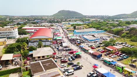 Drohne-Fliegt-über-Belebte-Straße,-Die-Zur-Vorbereitung-Des-Großen-Karnevalsmarschs-In-Curaçao-Gesperrt-Wurde