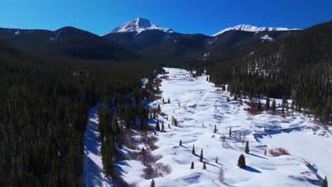 Boreas-Bergpass-Breckenridge-Colorado-Luftaufnahme-Drohne-Filmisch-Hinterland-Sonnig-Blau-Klarer-Himmel-North-Fork-Tiger-Road-Kahl-Rocky-Mountains-Nationalwald-Winter-Frischer-Schnee-Schneemobil-Vorwärtsbewegung