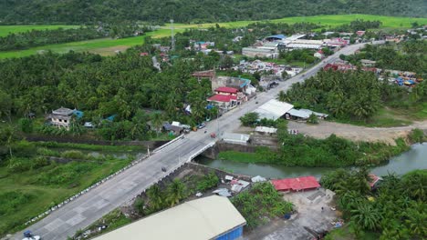 Tráfico-Diurno-En-El-Puente-De-Carretera-Que-Cruza-El-Río-En-La-Ciudad-Rural-De-Virac-En-Catanduanes,-Filipinas