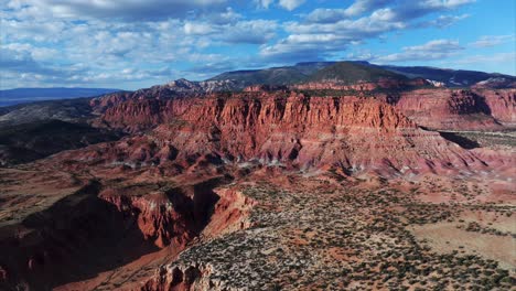 Filmische-Und-Raue-Wüstenlandschaft-Mit-Red-Butte-Mesa-Formationen,-Utah