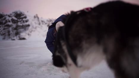 Un-Hombre-Acompañado-Por-Su-Perro-Atrapó-Hábilmente-Un-Pez-Mientras-Pescaba-En-El-Hielo-En-Bessaker,-Condado-De-Trondelag,-Noruega---Toma-Estática