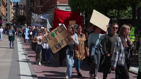 Mädchen-Mit-People-Not-Profit-Schild-Beim-Klimamarsch-In-Stockholm,-Zeitlupe