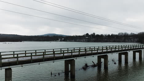 Brücke-Im-Lake-Sequoyah-In-Arkansas,-USA---Drohnenaufnahme