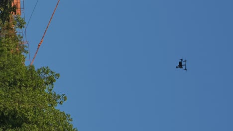 Vertikal:-Eine-Kommerzielle-Drohne-Fliegt-Während-Einer-Veranstaltung-über-Die-Bäume-Im-Stadtgebiet