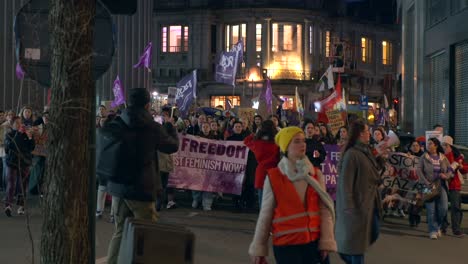 Radikale-Feministinnen-Mit-Lila-Bannern-Marschieren-Für-Die-Rechte-Der-Frauen