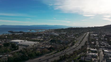Drone-shot-pulling-back-over-the-101-highway-during-a-busy-day