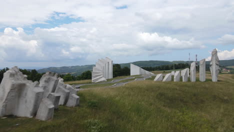 Vista-Aérea-Del-Complejo-Conmemorativo-De-La-Segunda-Guerra-Mundial-Kadinjaca-Cerca-De-Uzice,-Serbia